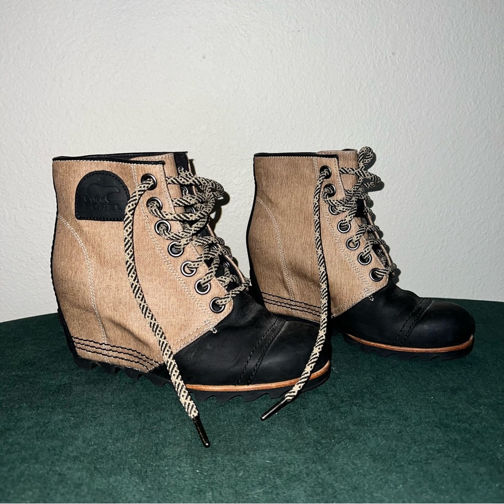 Sorel Women's Black and Tan Wedge Wedges